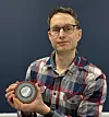 Kristian Solheim Thinn er forsker i Sintef. Hans ekspertise er på elektrisk kraftforsyning - nærmere bestemt kraftkabler, solstormer og elektromagnetiske felter. Her viser han fram innmaten i en kraftkabel. Foto: Hege Tunstad
