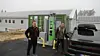 Et solcelleanlegg på 205 KWp, et batteri på 1,1 MWh og en DC-ladestasjon på 360 kW gjør Ny Plast As i Aremark til en foregangsbedrift innen grønn energi. I tillegg tilgjengeliggjøres overskuddsenergien for allmennheten. - Batteriløsningen gir investeringen ekstra lønnsomt, forteller driftsleder Magne Fagereng (t.v).