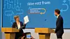 Leder Brita Bye overrekker rapporten til klima- og miljøminister Andreas Bjelland Eriksen. Foto: Siv Fjørtoft / Klima- og miljødepartementet.