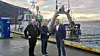 I midten Frank Wilhelmsen, daglig leder i IMES AS, og Roger Aksnes, forretningsområdesjef i Instalco Norge tar hverandre i hånden i forbindelse med avtaleinngåelsen.