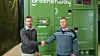 - Det er klart det er stas for å oss å bli valgt som leverandør av en slik omfattende energiløsning, sier Ole Marius Christiansen, salgssjef og partner hos Smart Energy Systems (t.v.) og takker Magne Fagereng for kontrakten. Batteriinstallasjonen til Ny Plast vil bli omtrent dobbel så stor som den vi ser på bildet.