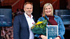Frank Jaegtnes, jurymedlem og administrerende direktør i Elektroforeningen, overrakte prisen Elektrokvinnen 2023 til Lisa Marie Mo, fra Opplæringskontoret i Sogn og Fjordane i dag under Arendalsuken.