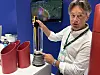 Salgssjef elektro Tobias Lund i Pipelife forsøker her med tydelighet å påpeke at Pipelife leverer forseglingsbagen som gjør at røret blir helt tett.