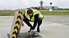 Klima- og miljøminister Andreas Bjelland Eriksen ved den nye elflyladeren på Stavanger lufthavn. Foto: Camilla Walla/Avinor