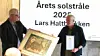Lars Haltbrekken får overrakt diplom og gave for sin innsats for solenergi.
