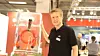 Product- og Project Manager Vegard Vethe fra Defo fikk god oppmerksomhet på Eliaden for ladekabelen inne i isblokka.