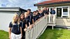 I front ser vi her de ferske lærlingene Amilie Gudbrandsen Aas og Elise Dybendal Runhovde. Til høyre står daglig leder Vegard Jelstad i Krøderen Elektro. Foto: Ronny Blekkan, Bygdeposten.