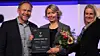 Elektrokvinnen 2022 flankers av jurymedlemmene Frank Jaegtnes og Ida Thorendahl på scenen under kåringenen. Foto: EFO
