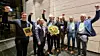 Her ser vi representanter fra OneCo, Gumpen og Schneider Electric feire seieren i kåringen av Norges mest Energismarte bygg.