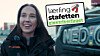 Maria Halster Andreassen smiler på jobb for Nedig i TV-serien «Elektrikerne». Da scenen på bildet ble spilt inn, ble hun også intervjuet på direkten av NRK Sørlandet. Foto: HeimTV
