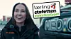 Maria Halster Andreassen smiler på jobb for Nedig i TV-serien «Elektrikerne». Da scenen på bildet ble spilt inn, ble hun også intervjuet på direkten av NRK Sørlandet. Foto: HeimTV