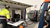 Under testen kobles Justervesenets utstyr direkte mot laderen og fungerer som en kontrollert belastning. Slik kan etaten sammenligne hvor mye energi laderen registrerer med sitt eget referanseutstyr.. Foto: Recharge