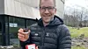 Produktsjef Christoffer Borgersen Strand i ELKO, viser frem de nye ELKO SmartDim pucken.