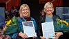 To stolte vinnere etter premieutdelingen og kåringen i Arendal torsdag. Fra venstre, Lisa Marie Mo fra Opplæringskontoret i Sogn og Fjordane som ble kåret til Elektrokvinnen 2023 og adm.direktør Hege Amundsen Elvestad som mottok Elektrobransjens Mangfoldspris på vegne av Berggård Amundsen 2023.