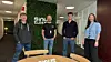 To av årets lærlinger hos Sinus Elektro sammen med Anders Ulvøy og Ingebjørg Garborg fra OFEL – Opplæringskontoret for elektrofag i Rogaland. Foto: Sinus Elektro