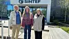 Doktorgradsstudent og forsker i SINTEF, Synne Krekling Lien (t.h.), har sammen med andre SINTEF-forskere laget datasettet i samarbeid med Oslobygg KF. Kari Thunshelle (t.v.) er prosjektleder i COFACTOR og Kamilla Heimar Johra (midten) er prosjektleder i Smart Building Hub. Foto: Ida Rambæk