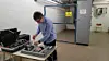 Andreas Sveinsen demonterer testriggen som har stått på laboratoriet til SASTECH. Man kjører omfattende tester på laboratoriet før utstyret installeres ute hos kunden.