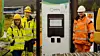 Med flere tunge, elektriske anleggsmaskiner på byggeplassen øker behovet for raske ladeløsninger. F.v. Camilla Moster, leder for Mobil energi i Eviny, Jørgen Alvheim, teknisk prosjektleder for Mobil energi i Eviny og Thomas Tyssøy, maskinfører i Sartor & Drange. Foto: Eyvind Bohne-Kjersem, Eviny