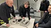Jørgen Elseth, og Geir Thorstensen, avdelingsleder i Bravida Sandefjord Elektro Prosjekt, går gjennom installasjonen og styringsboksen med medarbeiderne i prosjektet.