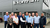 På bildet ser vi, direktør for M&A hos Ahlsell, Lars Erik Finne (hvit skjorte og vest foran) gratulerer daglig leder og medeier i Kontram, Thor Brattbakk (til høyre for Finne) med avtalen. Her sammen med de ansatte i Kontram og markedssjef elektro fra Ahlsell, Bjørn Richard Hansen (ytterst til høyre).
