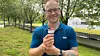 Produktsjef i ELKO, Christoffer Borgersen Strand med det nyeste tilskuddet i ELKO Smart-serien, en liten «puck» som gjør gamle varmtvannstanker smarte