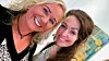 Artisten Lill Jeanette «Shavana» Skipperstøen (t.h.) og NHO Elektros fagkonsulent Monica Brendlien lanserer i disse dager sangen «Sikringsskapets dronninger» på YouTube og Spotify. Foto: privat