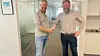 Under signeringen. Fra venstre, Lars Kristiansen, daglig leder i Lund Elektro, og Kåre Henning Åsly, Forretningsområdesjef Sør/Vest Instalco Norge