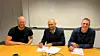 Fra venstre: Odd Velle Gjesdal (prosjektleder i Veidekke), Trond-Lauritz Larsen (regiondirektør region Agder/Rogaland) og Kenneth Post (avdelingssjef Bravida Norges avdeling Arendal VVS). Pressefoto.