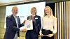 Heikki E. Holmås fra EBA og Oda Hjelme fra Multiconsult overleverer rapporten om lønnsom solkraft på bygg til statssekretær Elisabeth Sæther fra Olje- og energidepartementet | Foto: Multiconsult/Cato A. Mørk