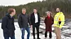Snøen ligger fortsatt på taket, men produksjonen på solcelleanlegget er likevel betydelig. Fra venstre André Bakeng, innkjøpssjef Erlend Stegavik, ordfører Trond Hoseth, Marte Løvik fra NHO Trøndelag og Audun Otterstad fra EBA Trøndelag. FOTO: GURO LISTOU VOLLEN/BLADET