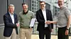 På bildet fra venstre: Runar Hansesætre, adm. direktør, Ahlsell, Jonas Fløtre, forretningsutvikler, Logistic Contractor, Stefan Einarsson , logistikkdirektør, Ahlsell, og Thomas Hammer Tveit, prosjektsjef, Logistic Contractor. Fotokredit: Oscar Eikeland.