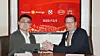 Bilde fra signeringsseremonien som fant sted under Marintec i Shanghai forrige uke. Intensjonsavtalen ble signert av Tom Wang, Sales Director BYD Energy Storage til venstre og Ole Jacob Irgens, Regional Director EMEA and Asia, Corvus Energy til høyre. Foto: BYD Energy Storage