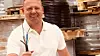 Produktsjef Kim Due-Sørensen viser frem den nye TFXP MR Flex Hybrid kabelen som NEK Kabel nå lanserer i det norske markedet.
