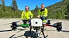 − Bruk av drone er en del av nettselskapets kontinuerlige arbeid for å sikre en pålitelig strømforsyning, sier sier Liv Hege Ketilsdotter Homme, vedlikeholdsingeniør distribusjonsnett i Glitre Nett, som viser frem dronen til Tore Morten Wetterhus, administrerende direktør i Glitre Nett. Foto: Glitre Nett